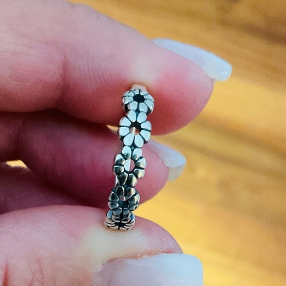 925 Sterling Silver Daisy Flower Ring - Picture 5 of 8